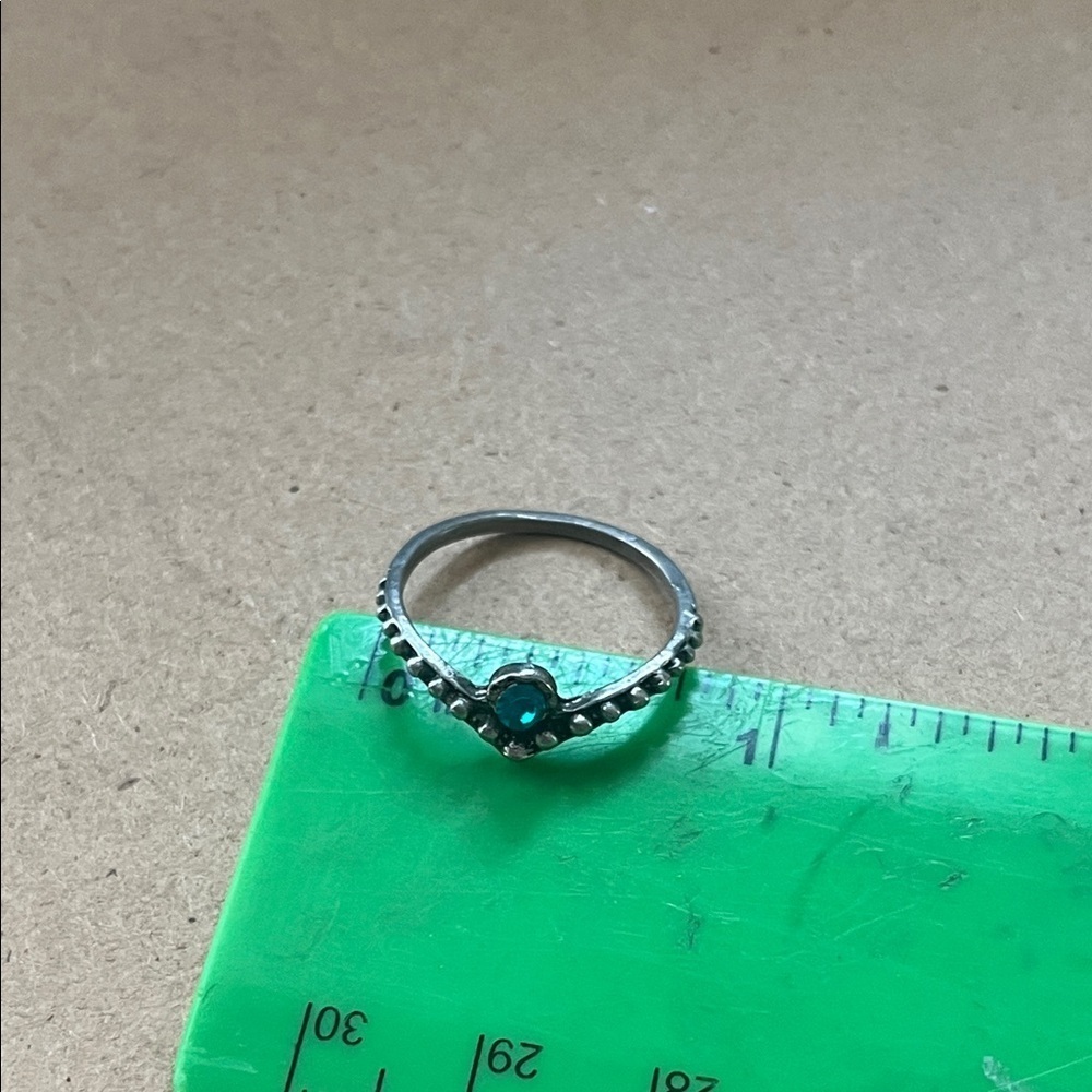 Chic Silver Ring with Teal Accent - Picture 2 of 3